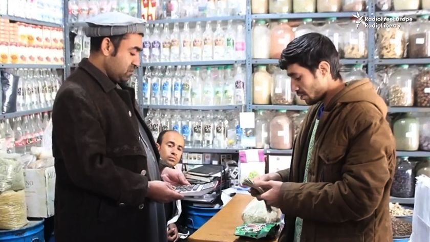 Video: Hotovosti je málo, v části Afghánistánu se platí íránskou měnou